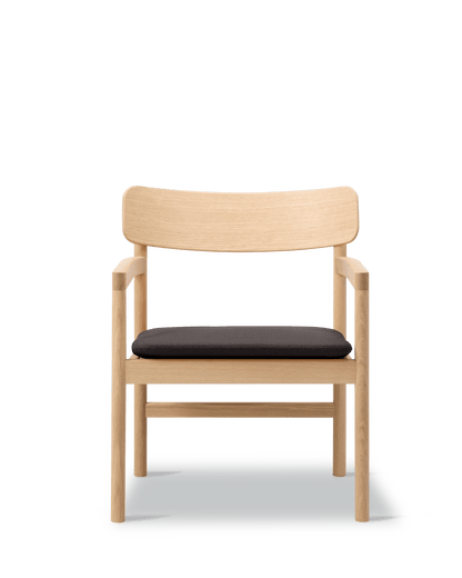Fredericia Post Lounge Chair lenestol. Velg tekstil og treverk