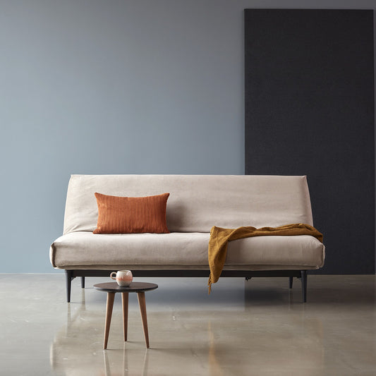 Innovation Living "Colpus" sovesofa 140 x 200 cm med ben i sort eik, sett forfra