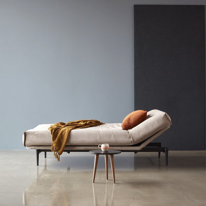 Innovation Living "Colpus" sovesofa 140 x 200 cm i hvilestilling, ben i sort eik
