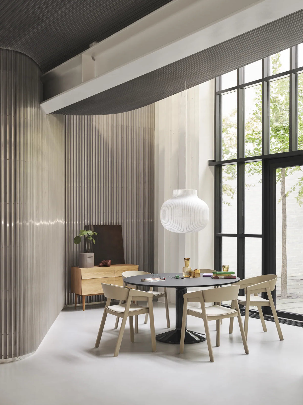 Muuto Cover Armchair armstol i tre, polstret. Velg tekstil