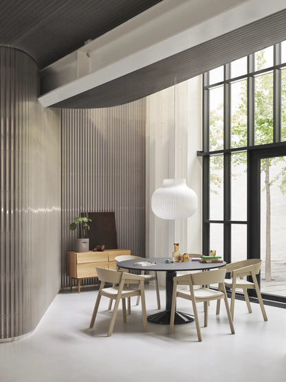 Muuto Cover Armchair armstol i tre, polstret. Velg tekstil