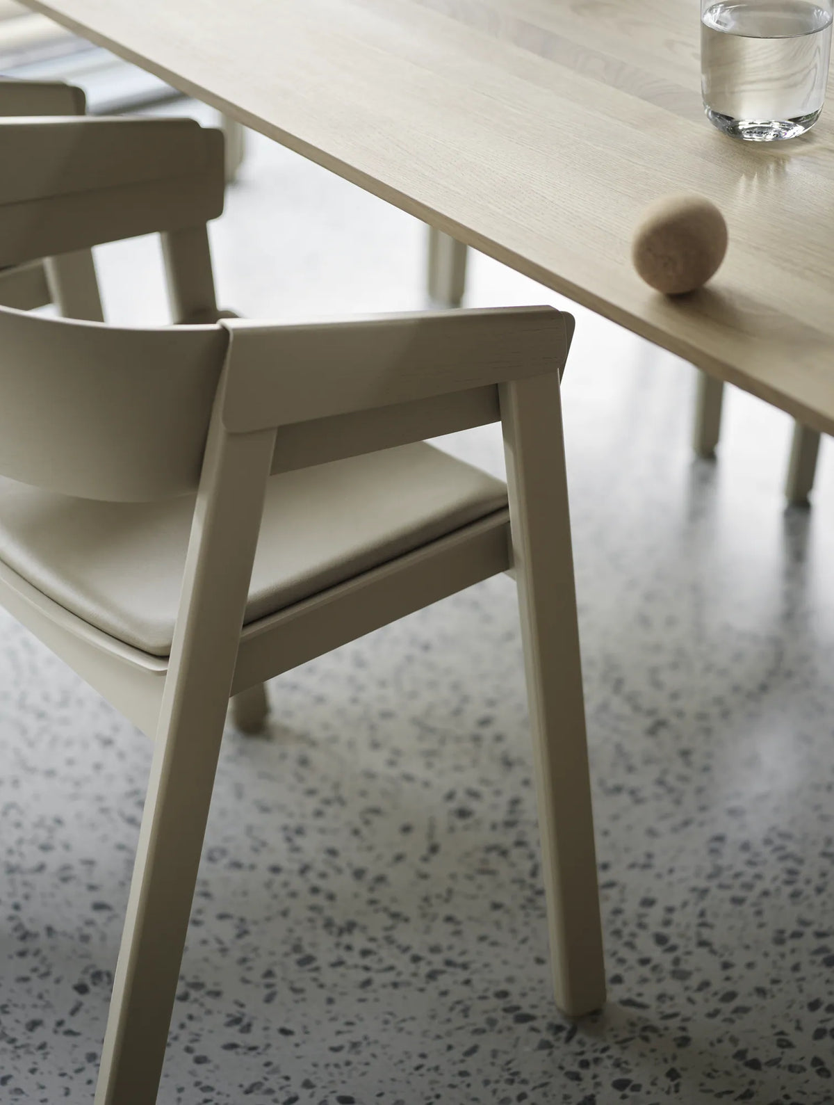 Muuto Cover Armchair armstol i tre, uten polstring. Velg tre og glidere