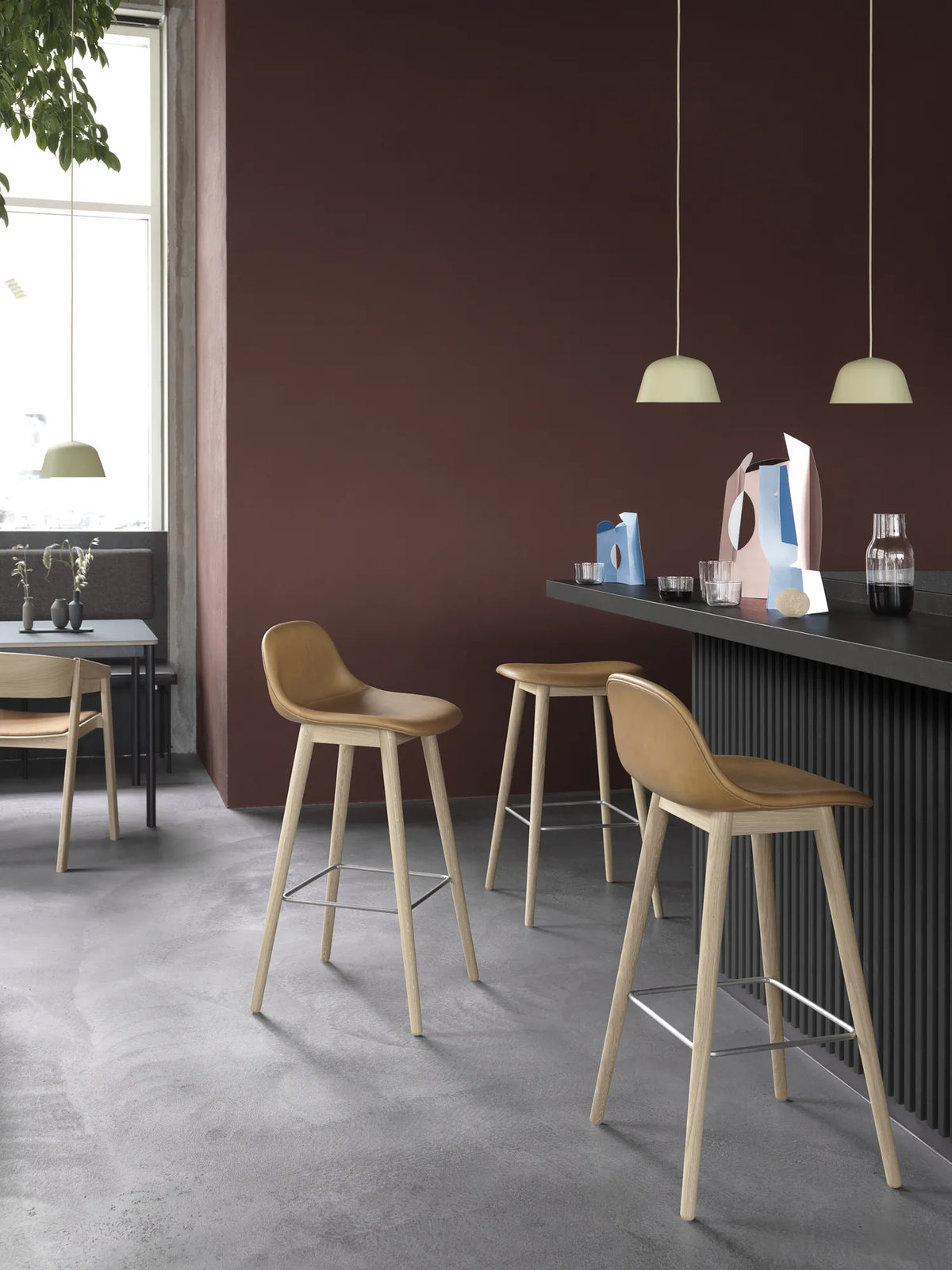 Muuto Fiber Bar Stool barstol H75 med trebein, uten rygg, polstret. Velg tekstil