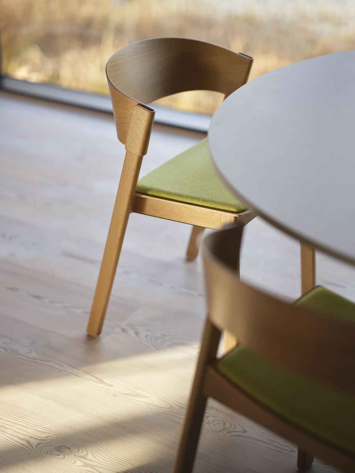 Muuto Cover Side Chair spisestol, uten polstring. Velg tre og glidere
