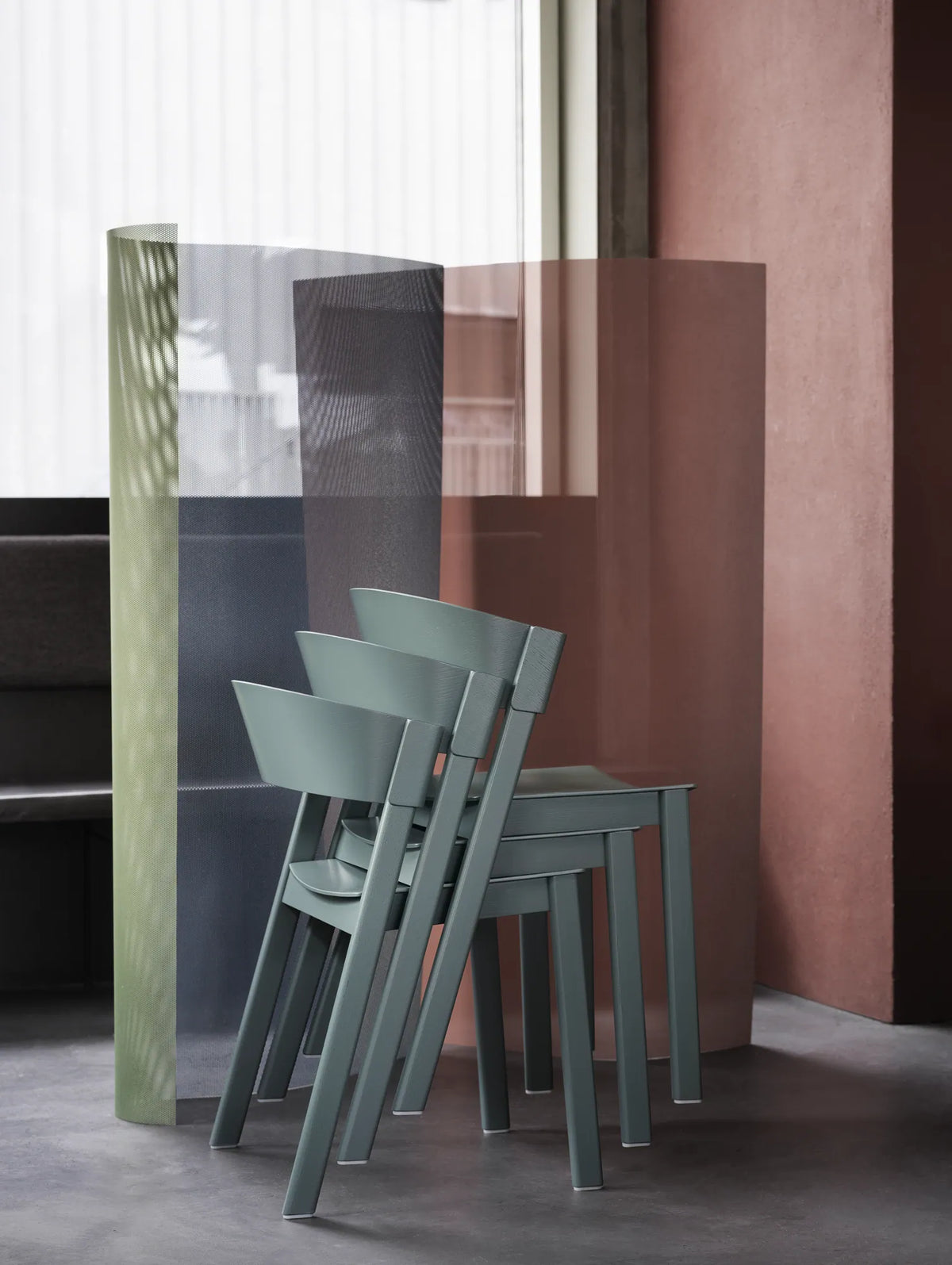 Muuto Cover Side Chair spisestol, uten polstring. Velg tre og glidere