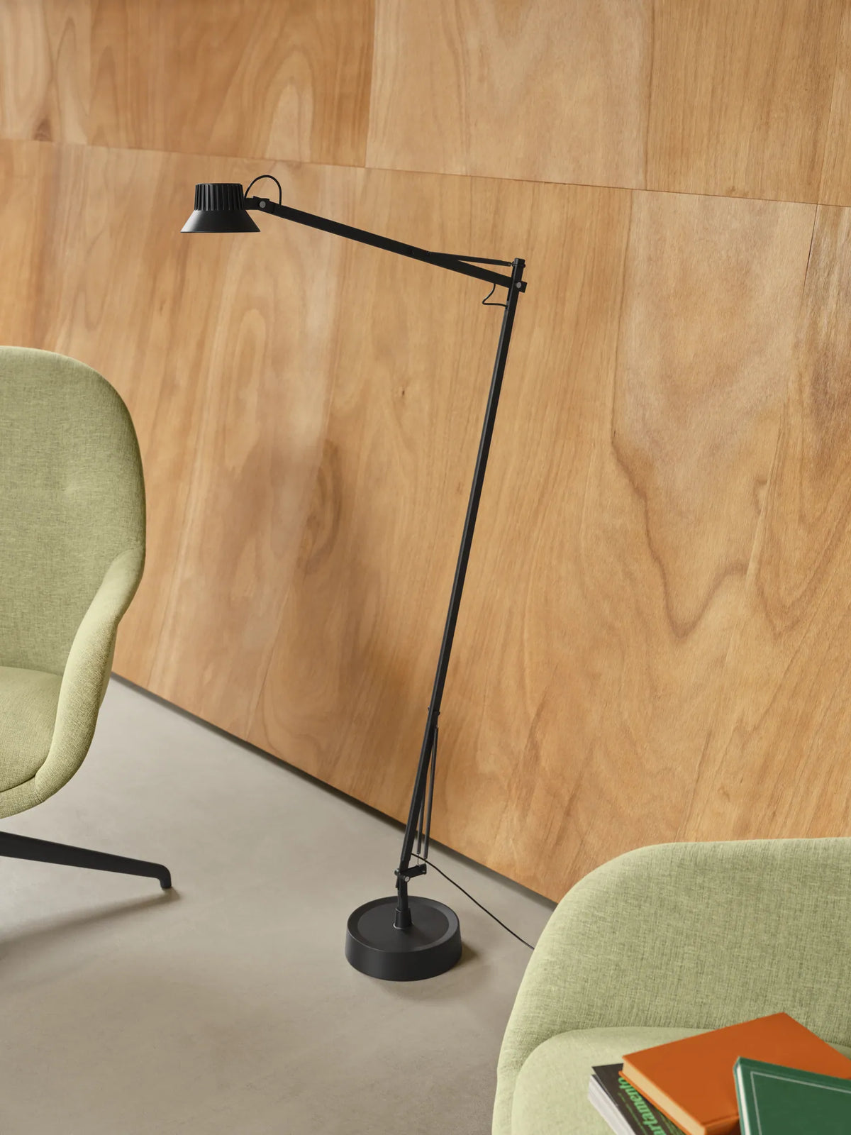 Muuto Fiber Lounge Armchair loungestol med armlener og svingbart understell. Velg tekstil