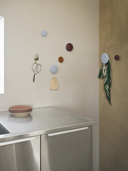 Muuto Dots knagger i metall. Velg størrelse og farge