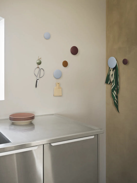 Muuto Dots knagger i metall. Velg størrelse og farge