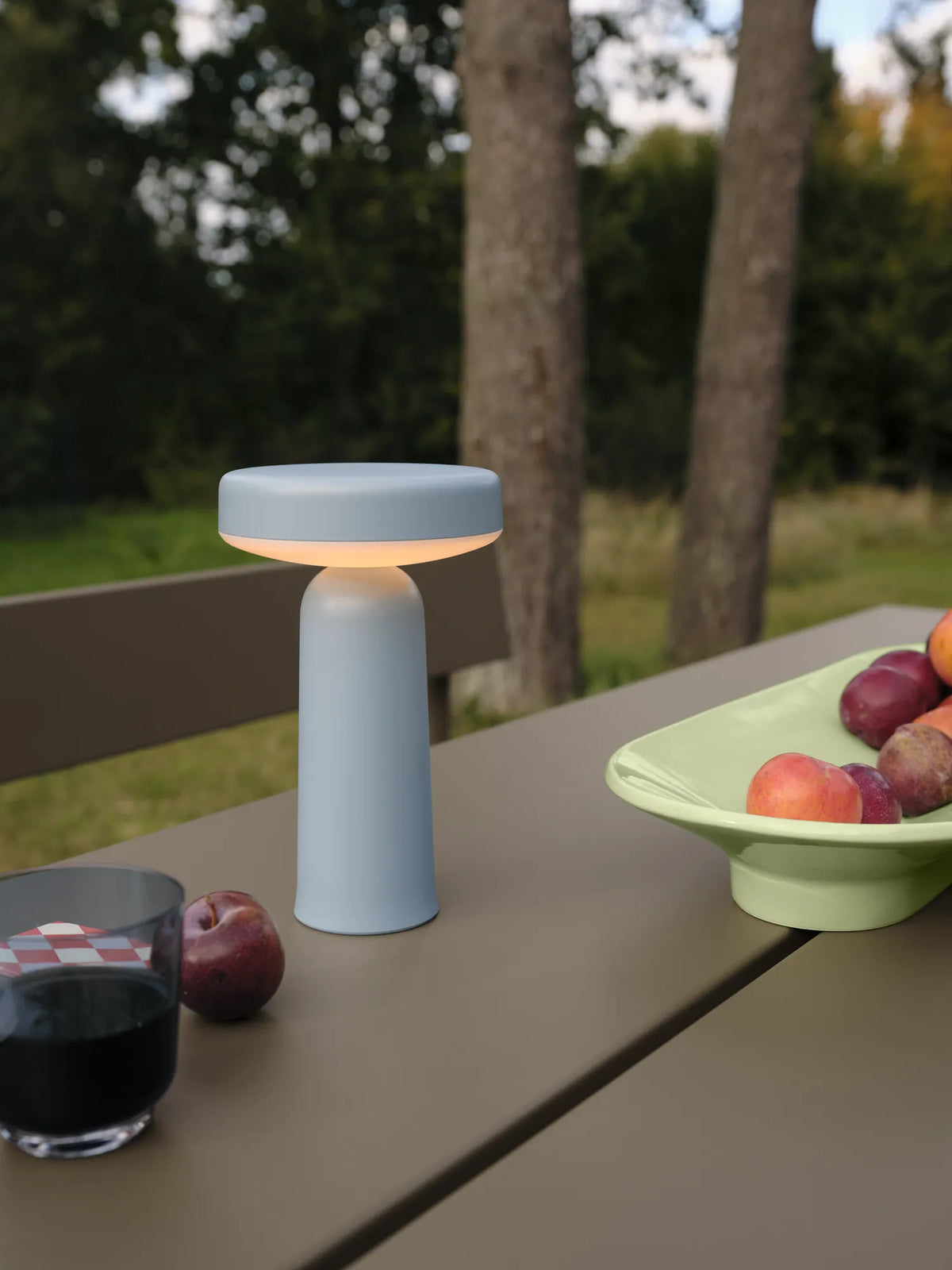 Muuto Linear Steel utebord. Velg størrelse og farge