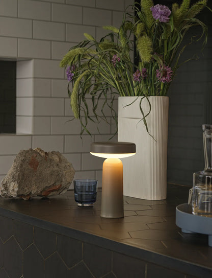 Muuto Ease oppladbar bordlampe. Velg farge