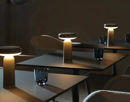 Muuto Ease oppladbar bordlampe. Velg farge