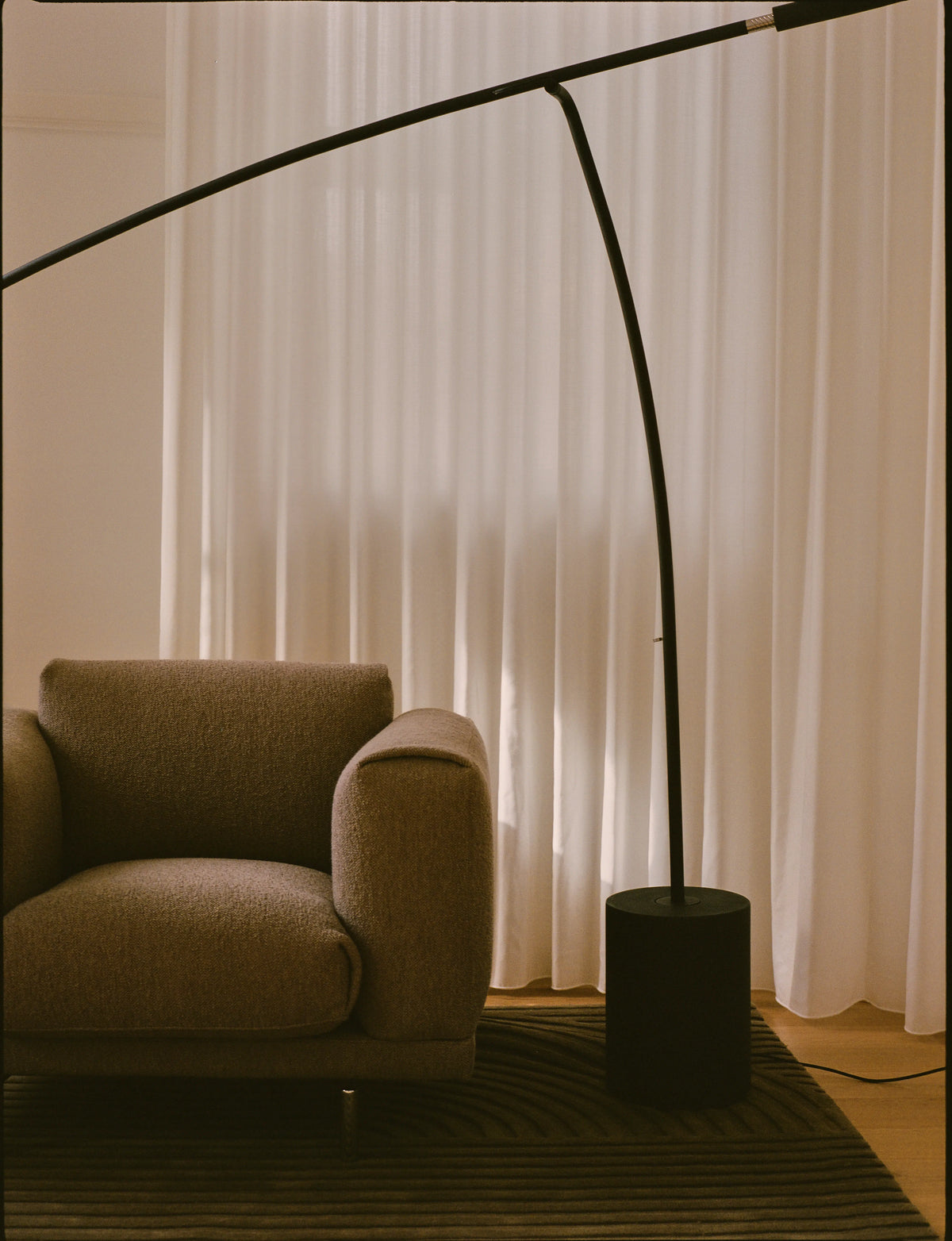 Muuto Contra gulvlampe. Anthracite Black
