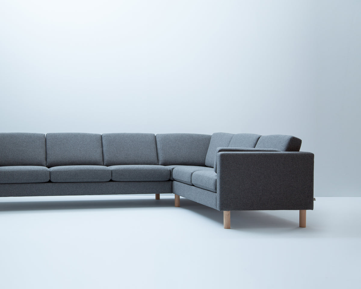 LK Hjelle Arena hjørnesofa (232 x 300 cm). Velg tekstil og armbredde