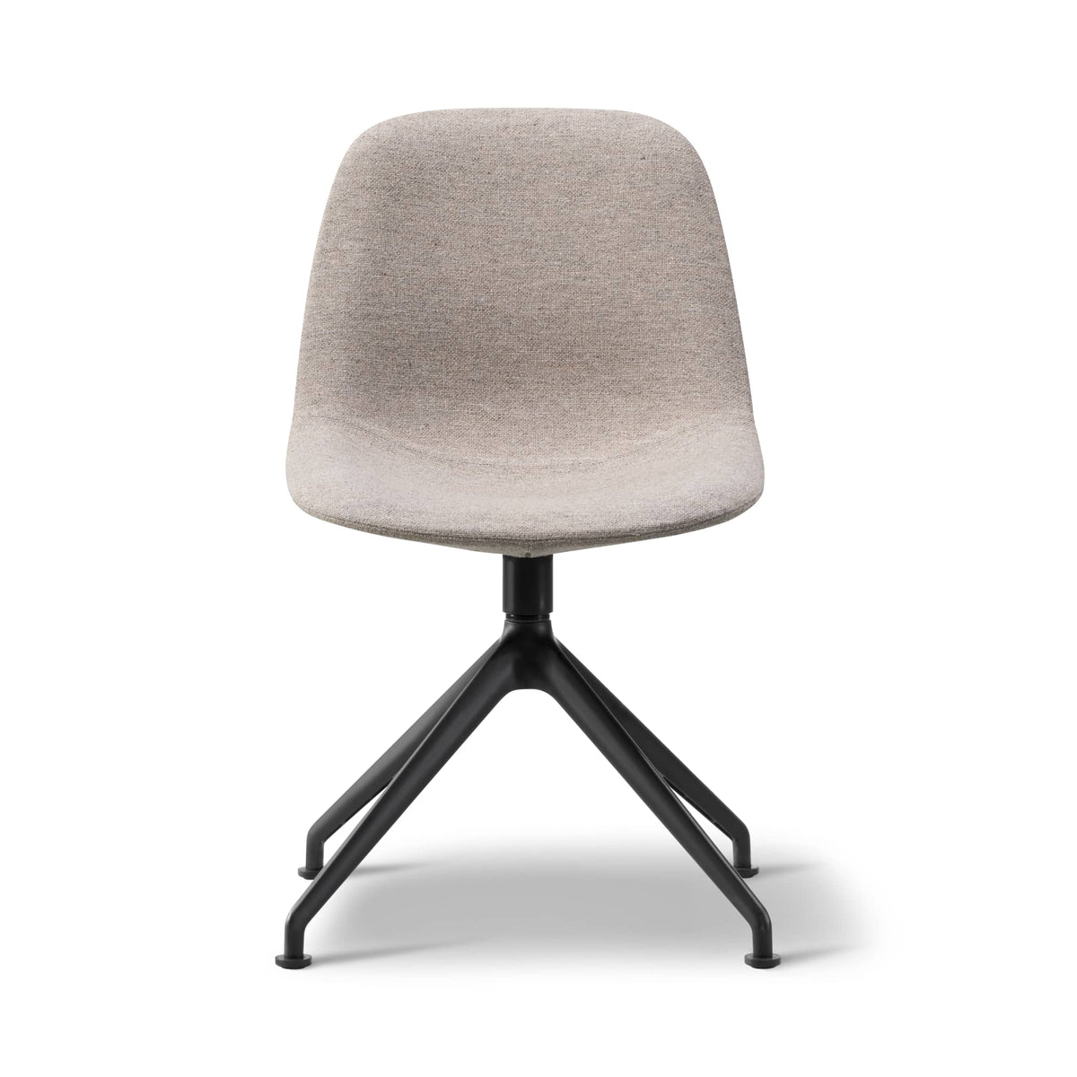 Fredericia Eyes Swivel Chair dreiefot. Velg tekstil og understell