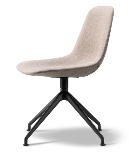 Fredericia Eyes Swivel Chair dreiefot. Velg tekstil og understell