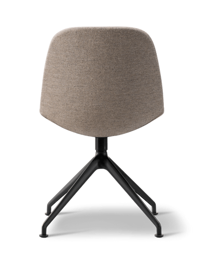 Fredericia Eyes Swivel Chair dreiefot. Velg tekstil og understell