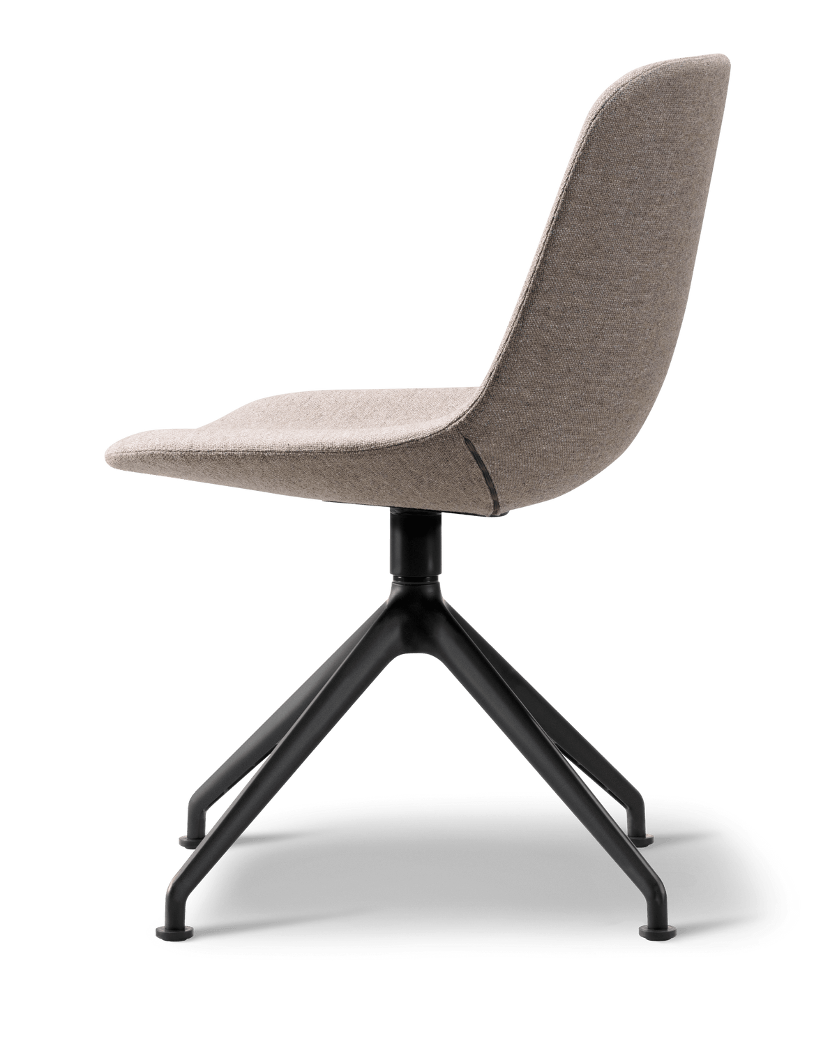 Fredericia Eyes Swivel Chair dreiefot. Velg tekstil og understell