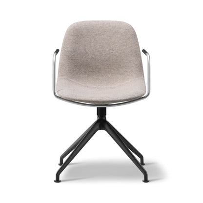 Fredericia Eyes Swivel Armchair dreiefot. Velg tekstil og understell