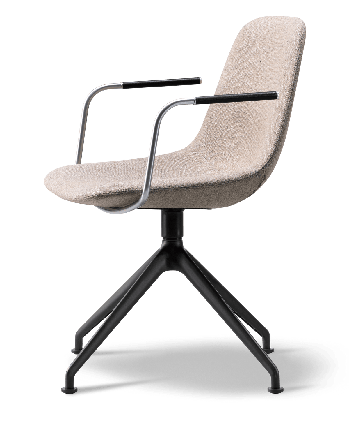Fredericia Eyes Swivel Armchair dreiefot. Velg tekstil og understell
