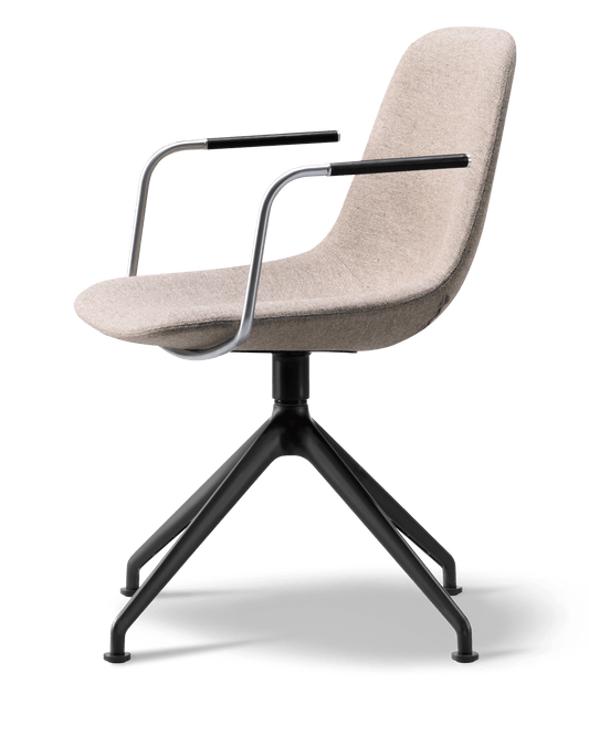 Fredericia Eyes Swivel Armchair dreiefot. Velg tekstil og understell