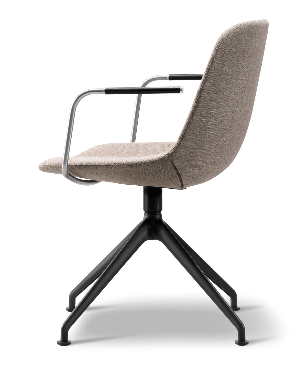 Fredericia Eyes Swivel Armchair dreiefot. Velg tekstil og understell