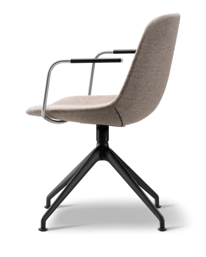 Fredericia Eyes Swivel Armchair dreiefot. Velg tekstil og understell