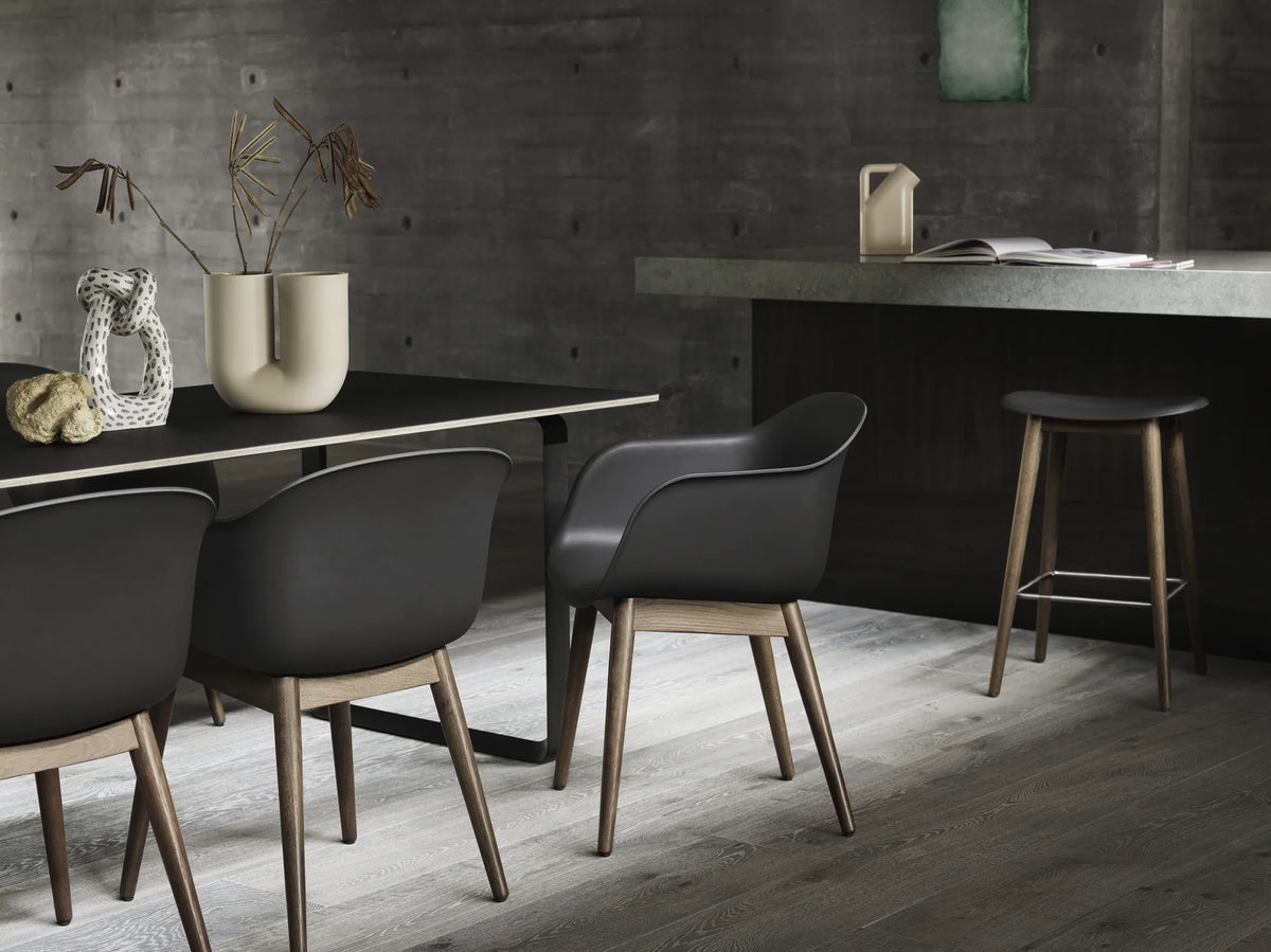 Muuto Fiber Armchair stol med armlener og trebein, polstret. Velg tekstil