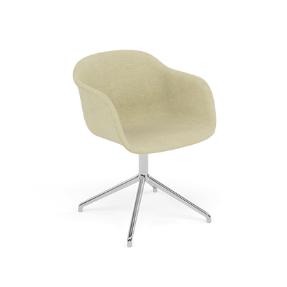 Muuto Fiber Armchair stol med armlener og svingbart understell, polstret. Velg tekstil