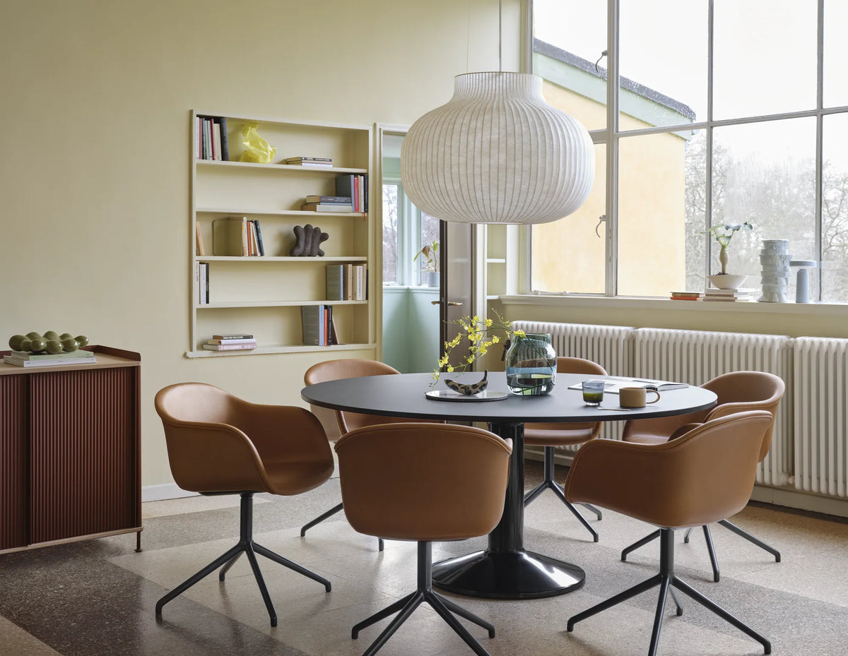 Muuto Fiber Armchair stol med armlener og svingbart understell, polstret. Velg tekstil
