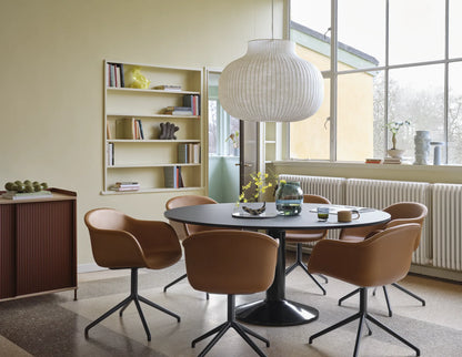 Muuto Fiber Armchair stol med armlener og svingbart understell, polstret. Velg tekstil