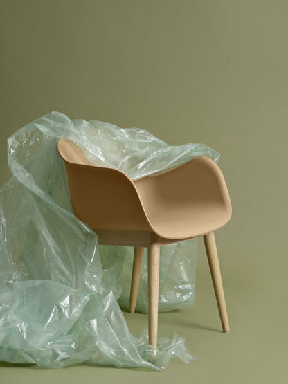 Muuto Fiber Armchair stol med armlener og trebein, uten polstring. Velg understell og skall