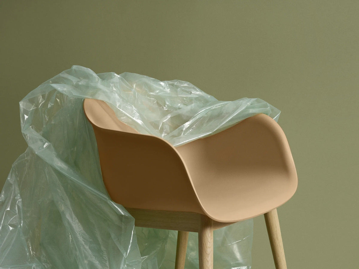 Muuto Fiber Armchair stol med armlener og trebein, polstret. Velg tekstil
