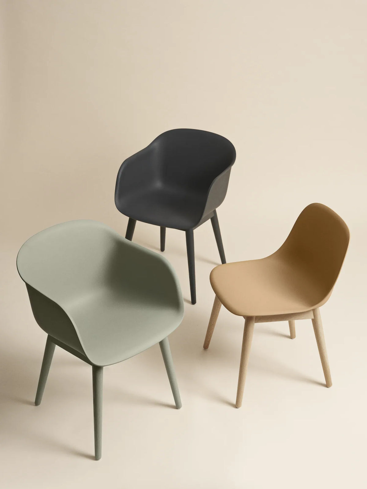 Muuto Fiber Armchair stol med armlener og trebein, uten polstring. Velg understell og skall