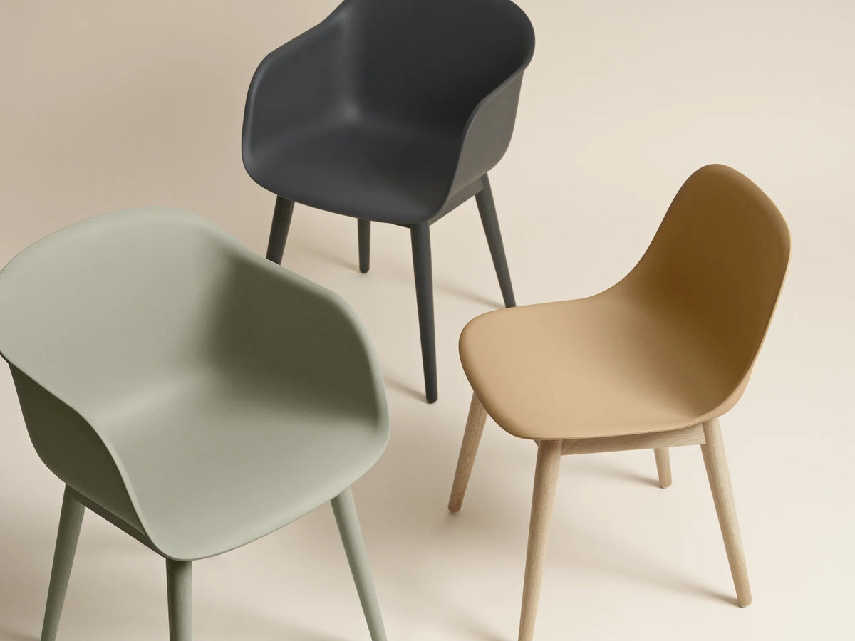 Muuto Fiber Armchair stol med armlener og trebein, frontpolstret. Velg tekstil