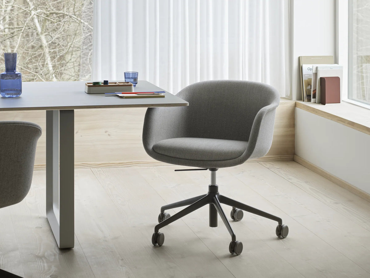 Muuto Fiber Conference konferansestol med gasslift og hjul. Velg tekstil