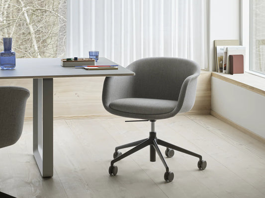Muuto Fiber Conference konferansestol med gasslift og hjul. Velg tekstil