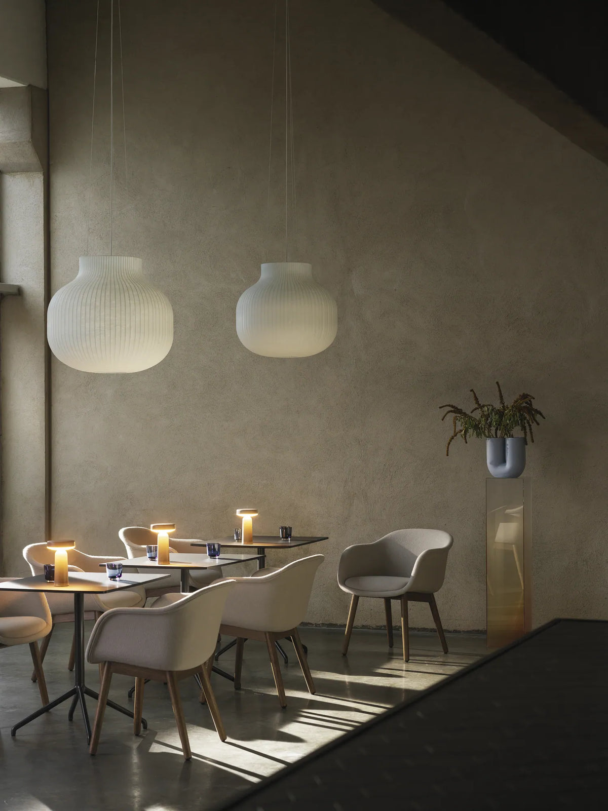 Muuto Fiber Conference konferansestol med trebein. Velg tekstil