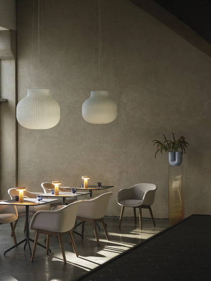 Muuto Fiber Conference konferansestol med trebein. Velg tekstil
