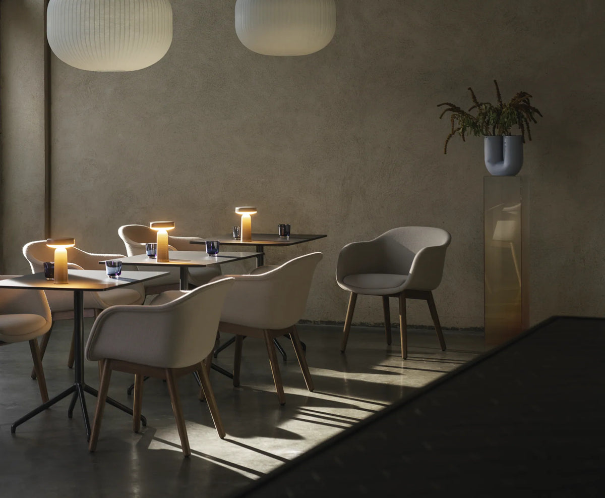 Muuto Fiber Conference konferansestol med trebein. Velg tekstil