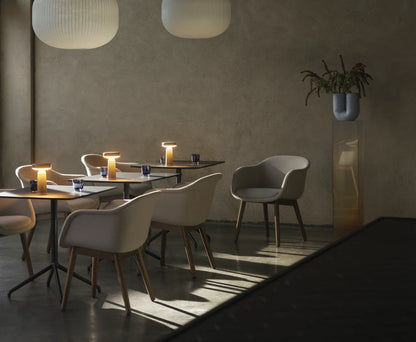 Muuto Fiber Conference konferansestol med trebein. Velg tekstil