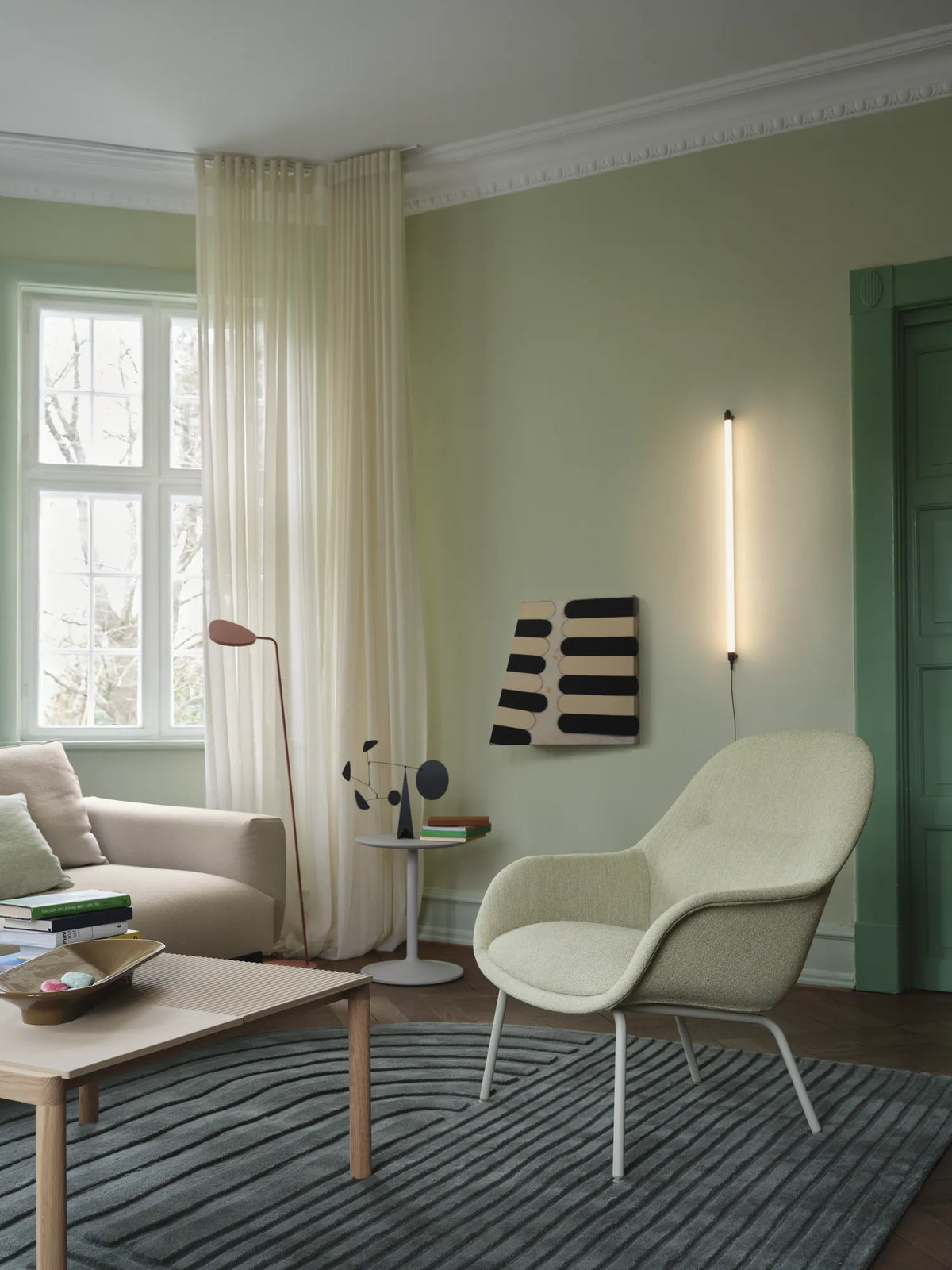 Muuto Fiber Lounge Armchair loungestol med armlener og rørunderstell. Velg tekstil