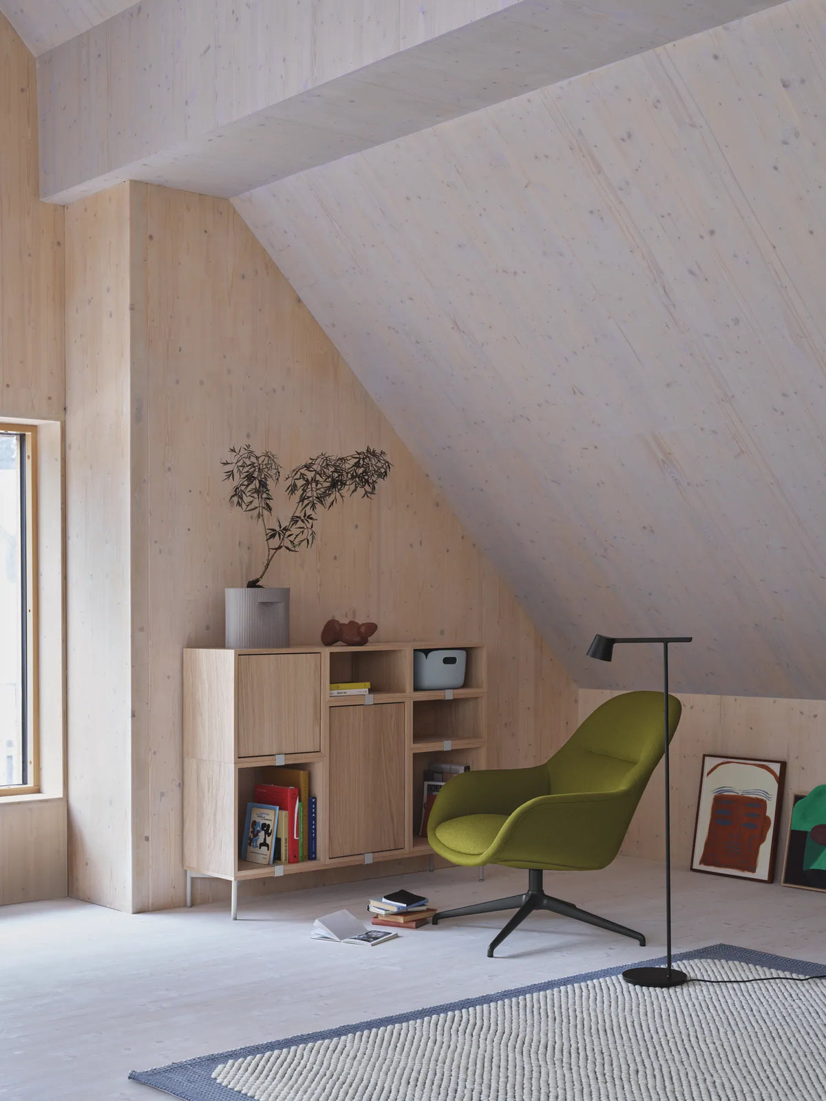Muuto Fiber Lounge Armchair loungestol med armlener og svingbart understell. Velg tekstil