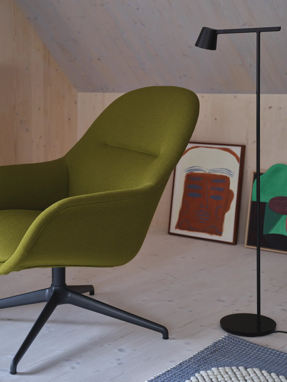 Muuto Fiber Lounge Armchair loungestol med armlener og svingbart understell. Velg tekstil