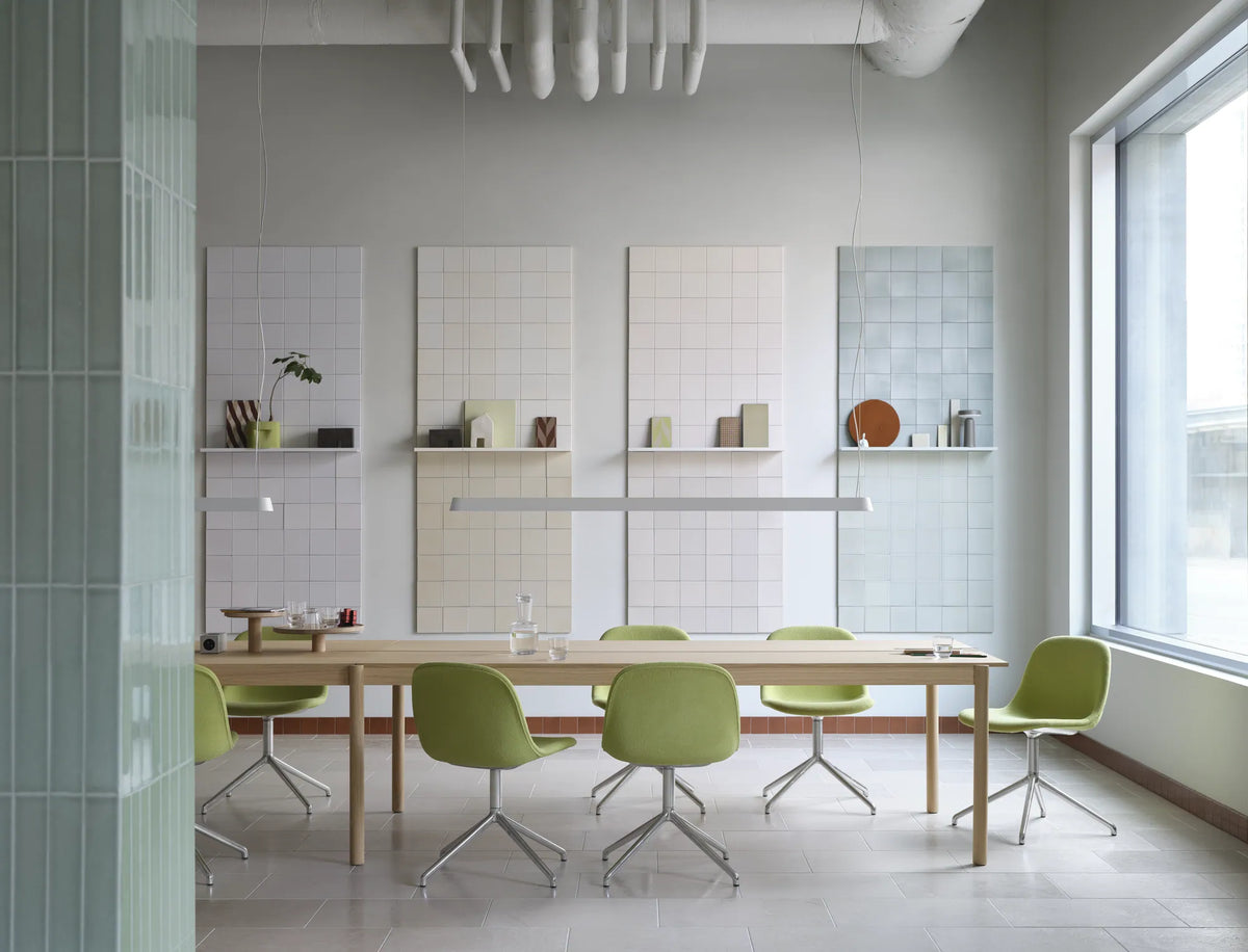 Muuto Fiber Side Chair spisestol med svingbart understell, polstret. Velg tekstil