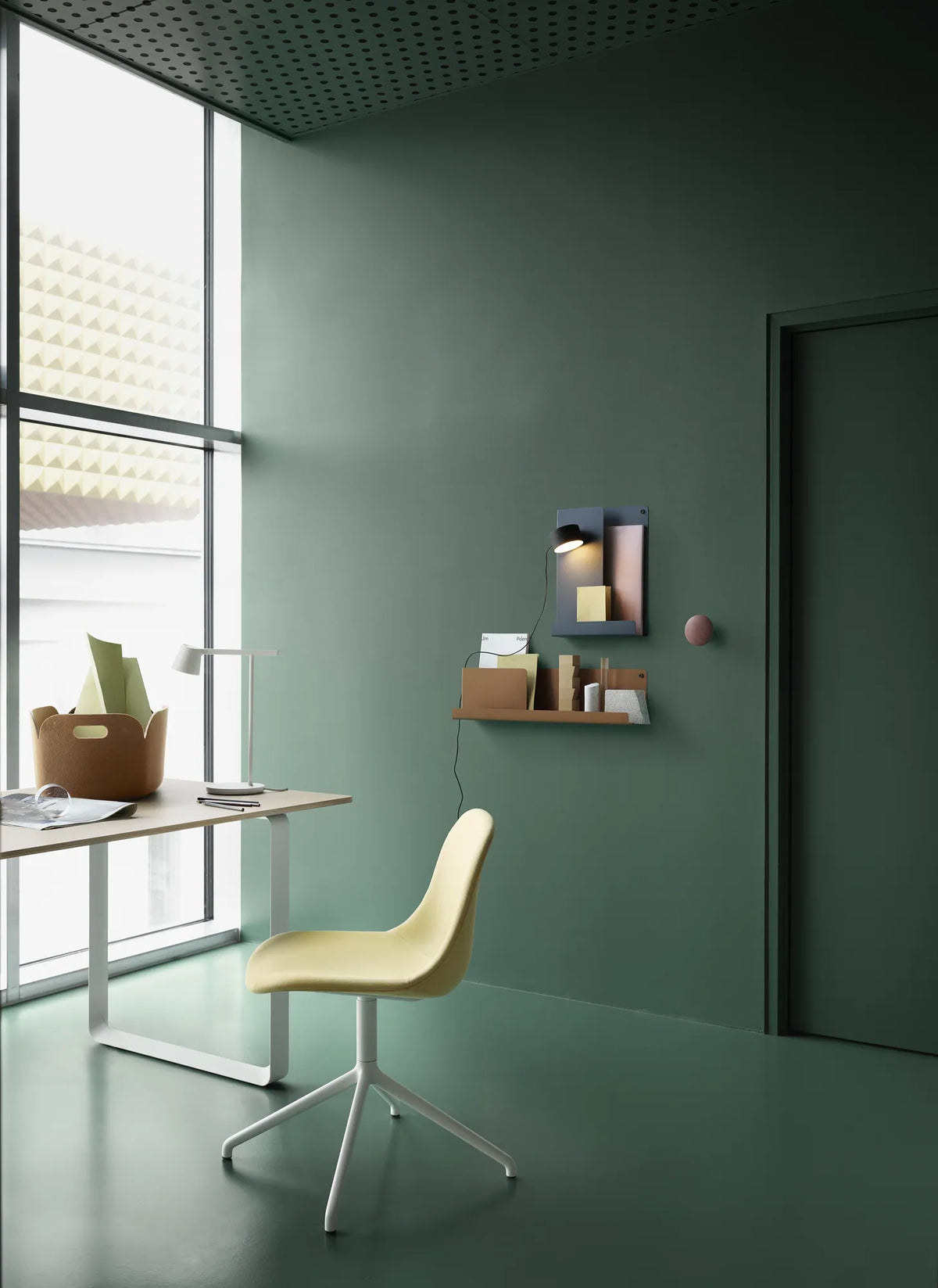 Muuto Fiber Side Chair spisestol med svingbart understell, uten polstring. Velg understell og funksjon