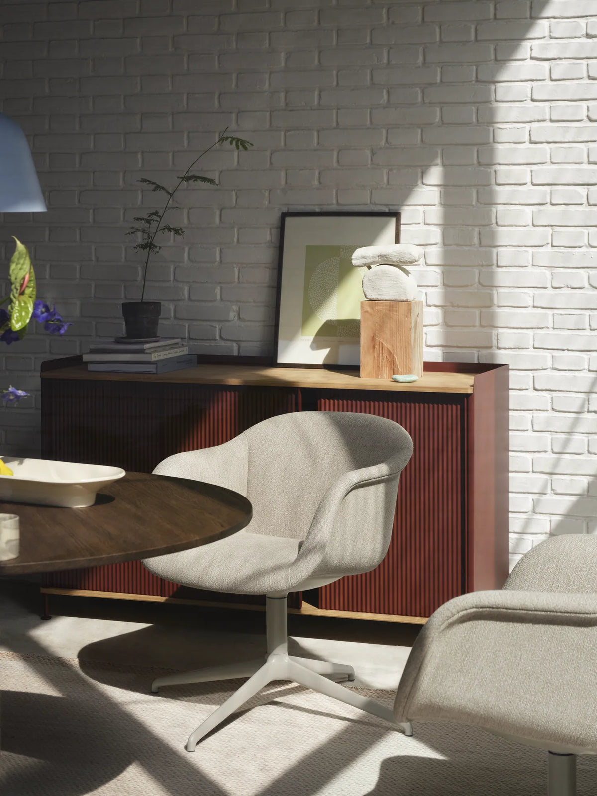 Muuto Fiber Soft Armchair polstret stol med armlener og svingbart understell. Velg tekstil