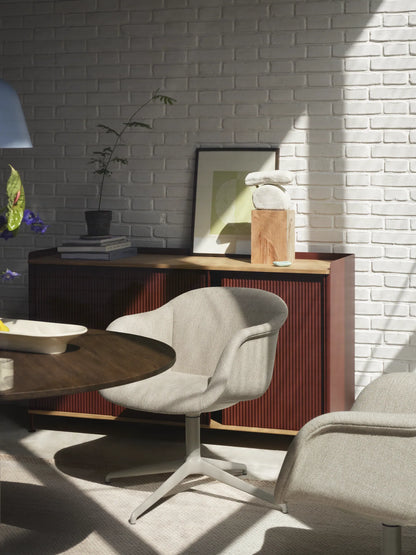 Muuto Fiber Soft Armchair polstret stol med armlener og svingbart understell. Velg tekstil