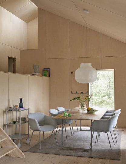 Muuto Fiber Soft Armchair polstret stol med armlener og rørunderstell. Velg tekstil