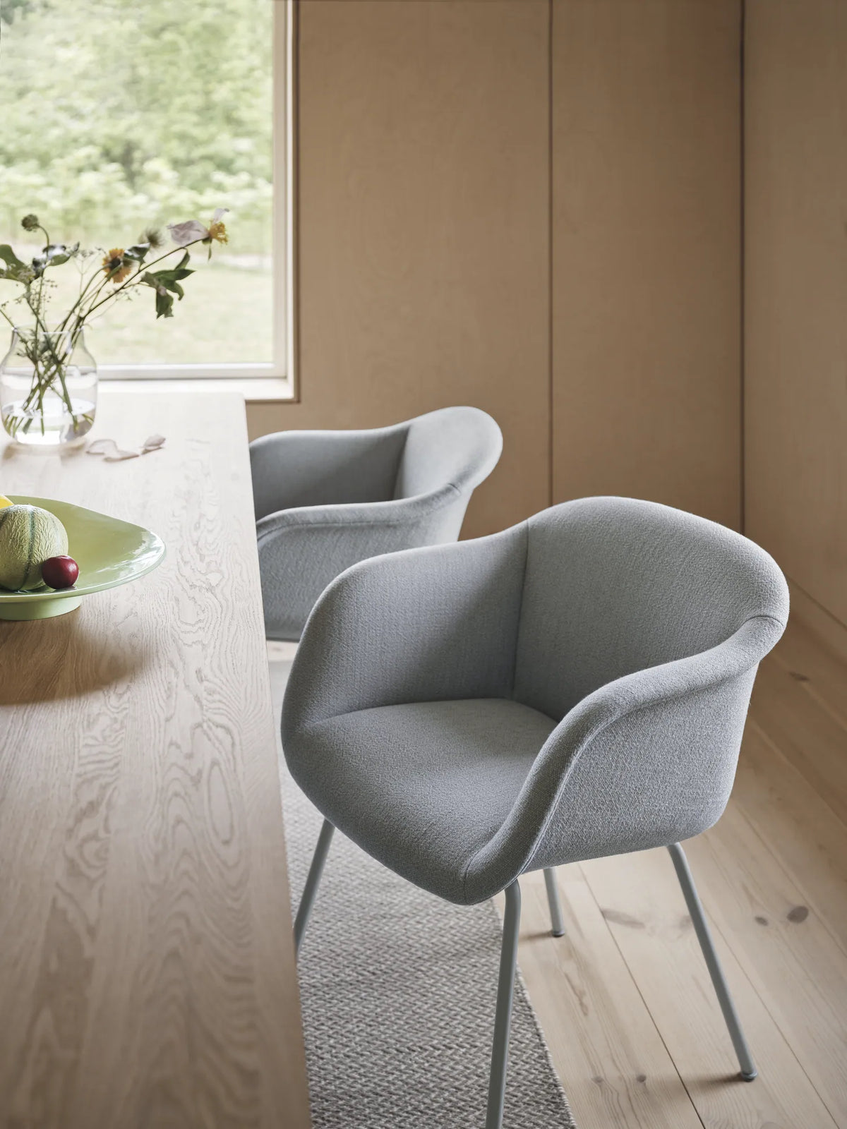 Muuto Fiber Soft Armchair polstret stol med armlener og rørunderstell. Velg tekstil