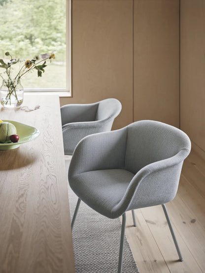 Muuto Fiber Soft Armchair polstret stol med armlener og rørunderstell. Velg tekstil